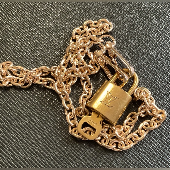 ✅ AUTHENTIC LOUIS VUITTON LOCK&KEY PENDANT - Picture 2 of 6